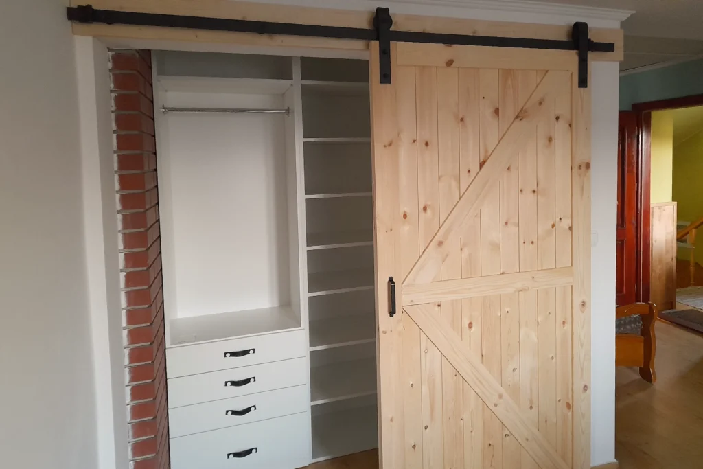 Szafa z drzwiami przesuwnymi - realizacja GK Meble